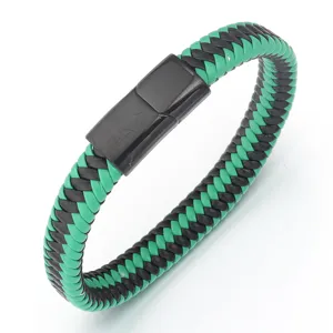 Detailopname van de zwart-met-groene gevlochten PU-lederen armband met een magnetische sluiting.