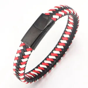 Close-up van de gevlochten PU-leren armband met een elegante zwarte magnetische sluiting.