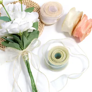 Nastro in filato a coda di pesce ondulato con bordo dorato per confezioni regalo e bouquet.