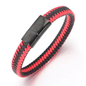 Gedetailleerde close-up van de rood-zwarte gevlochten PU-lederen armband met gladde zwarte magnetische sluiting.