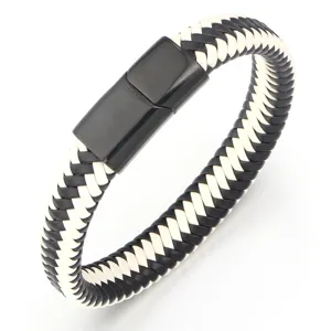 Detail van zwart-wit gevlochten PU-lederarmband met gladde roestvrijstalen magnetische sluiting.