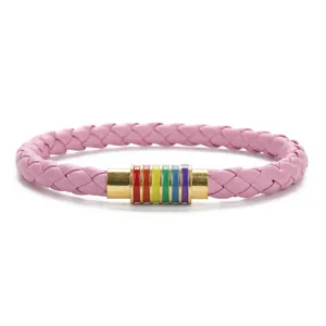 Bracciale in ecopelle intrecciata rosa con chiusura magnetica dorata e righe arcobaleno.