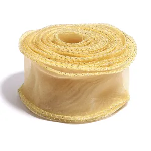 Rotolo di nastro in organza trasparente dorato con bordo glitterato per confezione regalo.