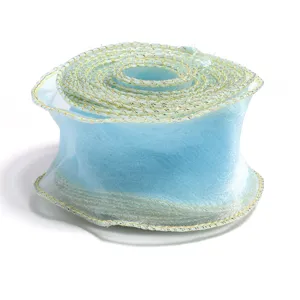 Dettaglio in primo piano di nastro in organza azzurro con bordo dorato per bouquet floreali.