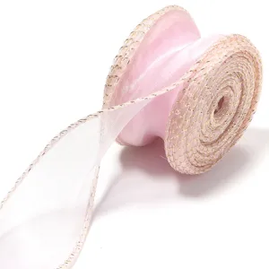 Nastro in organza rosa con bordo metallico dorato, ideale per confezionare bouquet e fai da te.