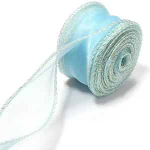 Nastro in organza azzurro chiaro con bordo dorato per confezione bouquet e fiocchi regalo.
