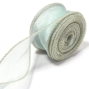 Nastro in organza verde chiaro con bordo metallico dorato per confezioni regalo e fai da te.