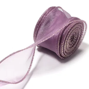 Dettaglio in primo piano del nastro in organza viola con bordo dorato metallico per confezioni regalo.