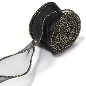 Nastro in organza nera con bordo metallico dorato per confezioni regalo e bouquet floreali.