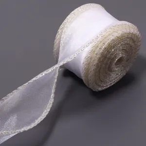 Nastro in organza trasparente bianco con bordo dorato, dettaglio di filo ondulato per regali.