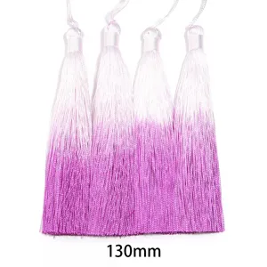 Primer plano detalle del borla de poliéster degradado rosa y violeta 130mm para decoración.