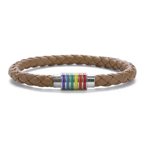 Braccialetto in pelle PU marrone intrecciata con chiusura magnetica arcobaleno colorata per moda.