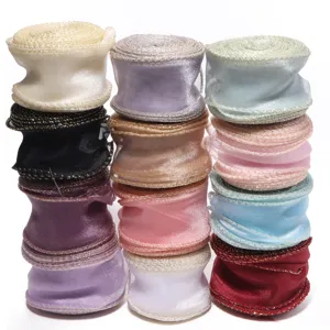 Nastri in organza trasparente con bordi ricci dorati perfetti per confezioni regalo e fai da te.