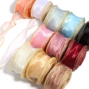 Nastro in organza ondulato con bordo dorato, perfetto per confezionare bouquet, fai da te e fiocchi.