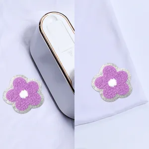 Grazioso patch floreale ricamato in spugna con bordo lucido accessorio per vestiti fai da te