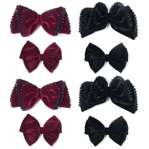 Set di fermagli per capelli in velluto elegante con stili perlinati e semplici in rosso.