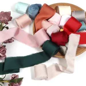 Nastro di raso sfrangiato a mano per bouquet da sposa, confezioni regalo e accessori fai da te.