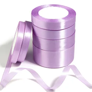 Rotoli di nastro in raso viola chiaro per confezioni regalo e decorazioni di nozze.