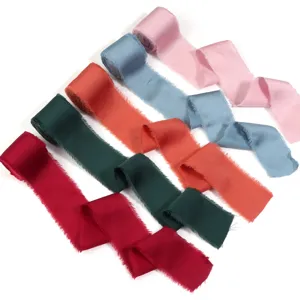 Rotoli di nastro in seta chiffon sfrangiata multicolore per bouquet da sposa confezioni regalo.