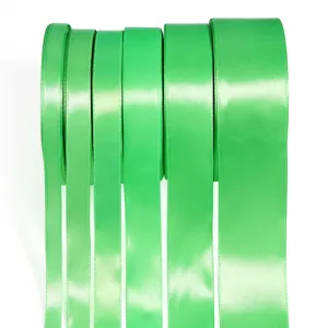Nastri di raso verde per confezioni regalo, decorazioni nuziali e bricolage.