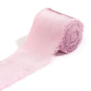 Nastro in raso rosa con bordi sfilacciati per bouquet da sposa, confezioni regalo e fai-da-te.