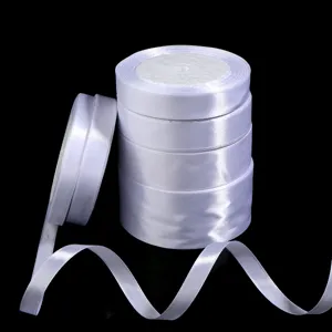 Vista dettagliata nastro raso bianco, ideale per confezioni regalo e decorazioni nozze.
