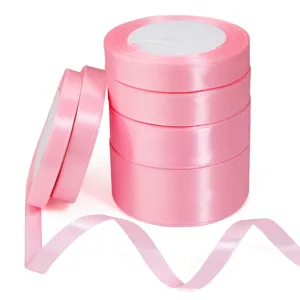 Rotoli di nastro in raso rosa per decorazioni di matrimonio, confezioni regalo e fiocchi.