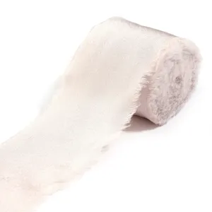 Rotolo di nastro in raso rosa chiaro con bordi sfrangiati per bouquet da sposa e confezioni regalo.