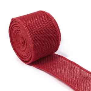 Dettaglio del rotolo di nastro in iuta rossa, perfetto per fare decorazioni nelle case.