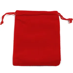 Vista dettagliata della custodia in velluto rosso, tessuto morbido, chiusura sicura per oggetti.