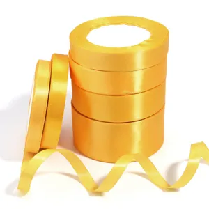 Rotolo di nastro di raso giallo per confezioni regalo, decorazioni nuziali e fai da te.
