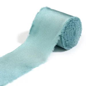 Rotolo di nastro in raso azzurro sfilacciato per bouquet da sposa confezioni regalo fai da te.