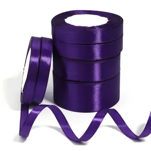 Vista dettagliata dei nastri in raso viola scuro per confezioni regalo e fai da te.