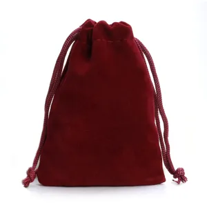 Dettaglio sacchetto coulisse in velluto bordeaux, tessuto morbido, ideale per gioielli e regali.