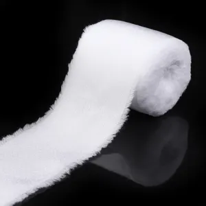 Dettaglio nastro di raso bianco sfilacciato per bouquet sposa confezione regalo e fai da te.