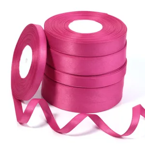 Rotoli di nastro in raso rosa per confezioni regalo, decorazioni nuziali e fiocchi fai da te.