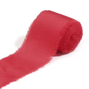 Nastro di raso rosso con bordi sfilacciati per confezioni regalo, bouquet e progetti fai da te.