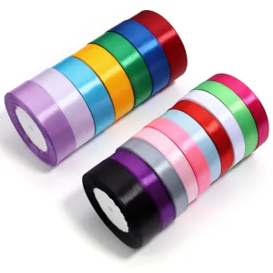 Nastri di raso colorati per confezioni regalo e decorazioni per matrimoni e feste.