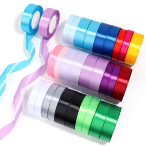 Nastri di raso colorati in rotoli per confezioni regalo, decorazioni e progetti fai da te.