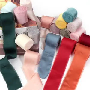 Rotoli di nastro in seta sfrangiati colorati per bouquet da sposa, confezioni regalo e fai da te.