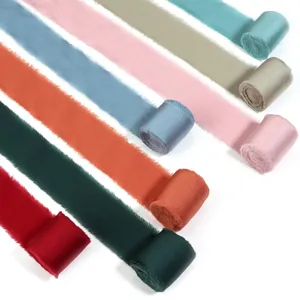 Colorati nastri in raso sfrangiati per bouquet da sposa confezioni regalo e decorazioni fai da te.