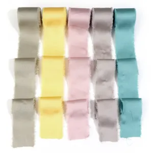 Nastri in raso multicolore con bordi sfrangiati per bouquet da sposa e confezioni regalo.