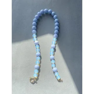 Dettaglio della collana di perle colorate, catena elegante per vacanze estive al mare.