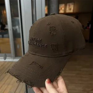 Casquette de baseball marron effet delavé avec texte brodé, style streetwear vintage.