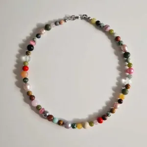 Collana di perle in pietra naturale colorata e perla d'acqua dolce, vista principale principale.