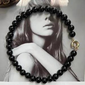 Elegante collana di perle nere con chiusura dorata catenina minimalista gioielli moda