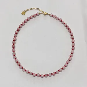 Collana di perle in pietra naturale colorata con perline rosse e ciondolo a cuore da spiaggia.