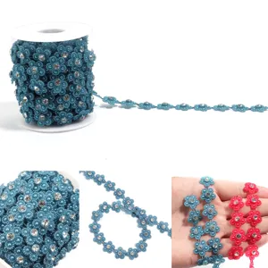 Detail kunststof vijfbladige bloem strass parelkrale ketting, kleding accessoire trim.