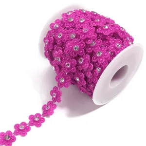 Roze kunststof vijfbladige bloem strass ketting rol voor DIY kleding tas ambachtelijke accessoires.
