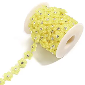 Gele plastic 5-bloemblad strass parelketting rol voor kleding en accessoires van tassen.
